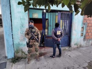 El plata o plomo: cae dupla sindicada por exigirle 100 mil dólares a un empresario de zona oeste