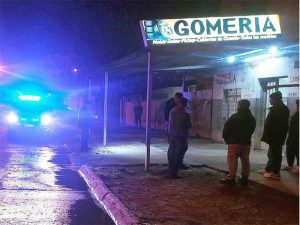 Gatillaron seis veces contra el frente de una gomería de Villa Gobernador Gálvez
