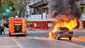 Explosión y auto incinerado: "Sentí humo en el capó, no pudimos apagarlo y se prendió fuego"