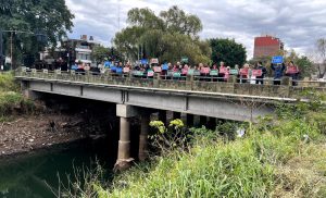 Se realizó un abrazo simbólico en el arroyo Ludueña convertido en basural