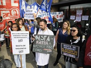 Bajo el lema "Basta de violencia", docentes se concentraron frente a la sede del Ministerio
