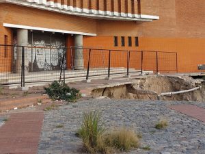 Parque España: nuevo derrumbe, obra sin resolver, clausura de Auditorio y acusaciones cruzadas