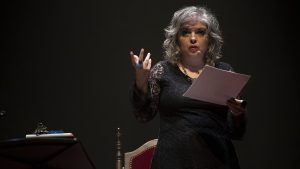La escritora Mariana Enriquez llega a Rosario con su imperdible espectáculo “No traigan flores”
