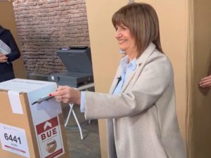 Votó Bullrich, pero tuvo demoras por problemas con la máquina de sufragio electrónico