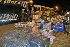 Contrabando: boxers, bombachas, medias, ojotas y crocs en un micro por un valor de $260 millones