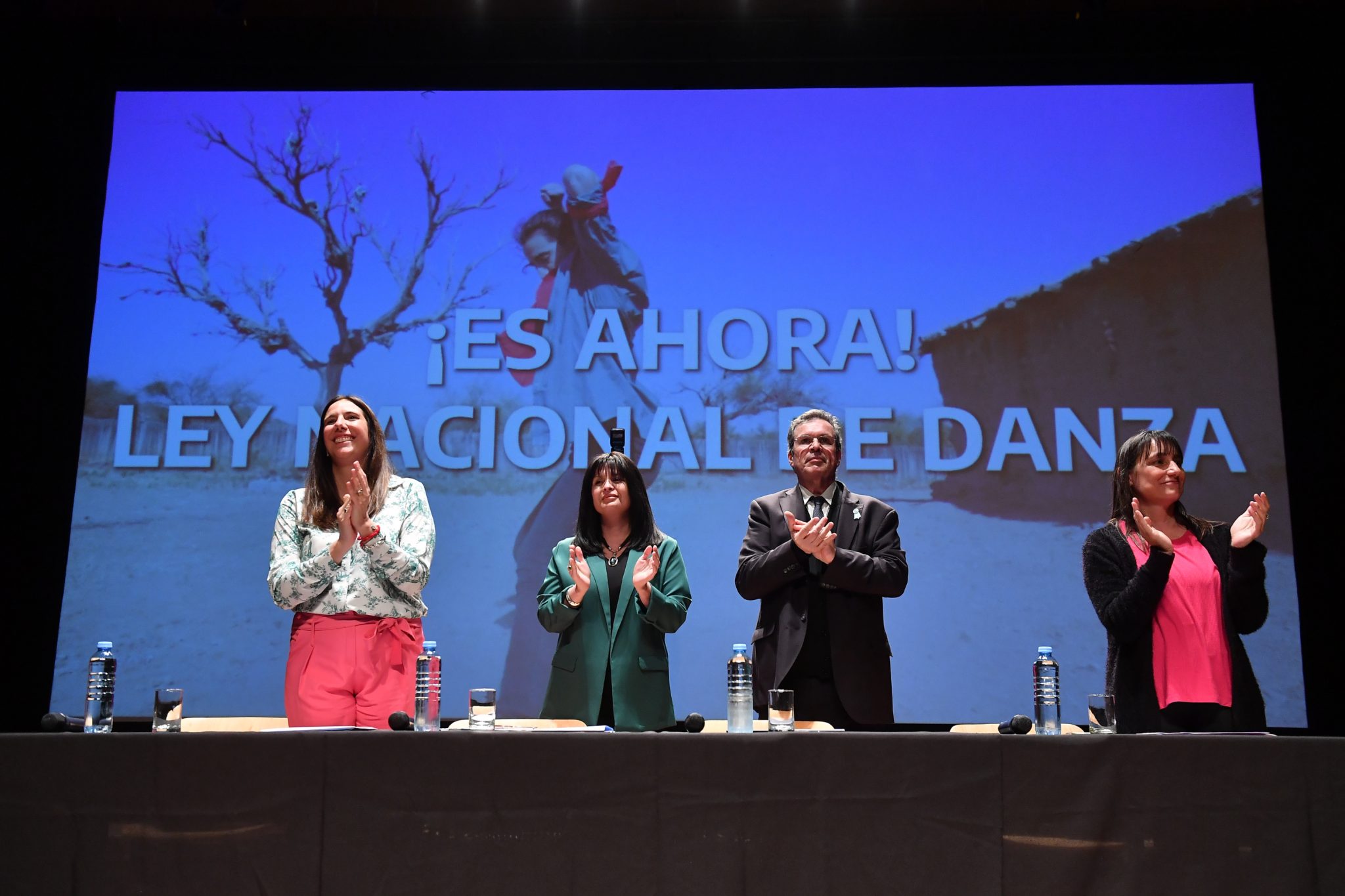 Tristán Bauer encabezó un acto en apoyo a la Ley Nacional de Danza con las coautoras del proyecto