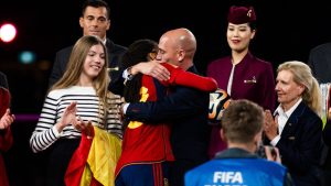 El presidente de LaLiga española calificó a Luis Rubiales de "energúmeno"