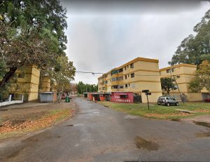 Llegaron a pie, tiraron contra el frente de una casa y dejaron heridos a tres hombres, uno grave