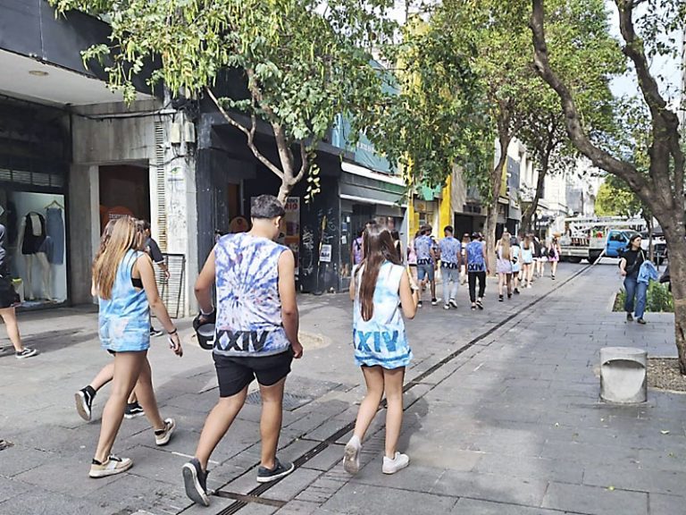 Alumnos y alumnas de cuarto año celebran el último día de clases con el ...