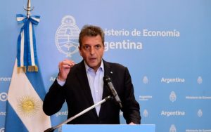 El gobierno congeló impuestos a los combustibles para achicar los próximos aumentos