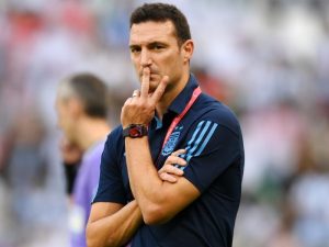 Tiene un par de dudas: Scaloni, con cuatro nombres para dos puestos, en el once titular ante Uruguay