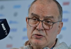 Marcelo Bielsa agradeció a un grupo de chicos que realizaron una obra sobre su vida