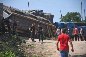 Descarriló un tren con cereal en la ciudad de Santa Fe y vecinos se alzaron con parte de la carga