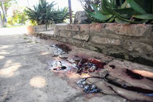 Un joven murió al chocar contra un poste cuando escapaba de quienes finalmente le robaron su moto