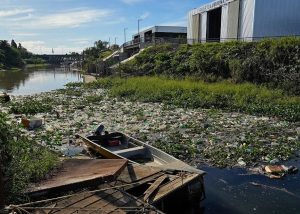 El Sabalito fue sólo para la foto, ya se hundió y todo huele a podrido en el arroyo Ludueña