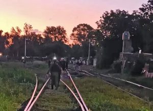 Día de furia en el noroeste: un joven asesinado al lado de las vías y cuatro baleados, uno grave