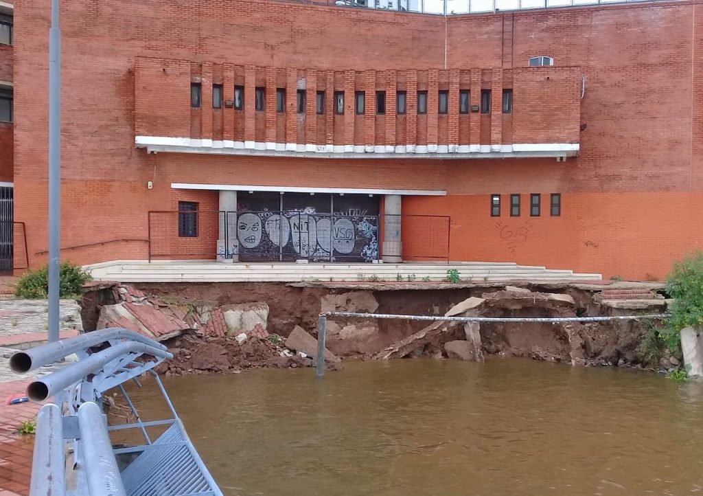 No de nuevo: hubo otro desmoronamiento del viejo muelle frente al ingreso del teatro Parque España