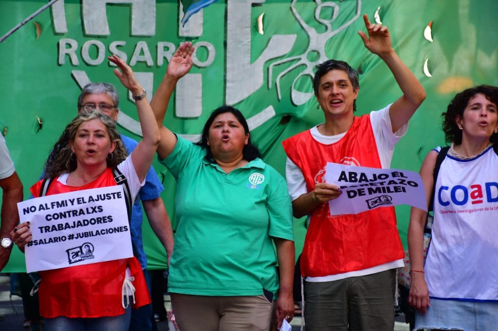 Masiva movilización atravesó el centro rosarino en repudio al megadecreto de Milei
