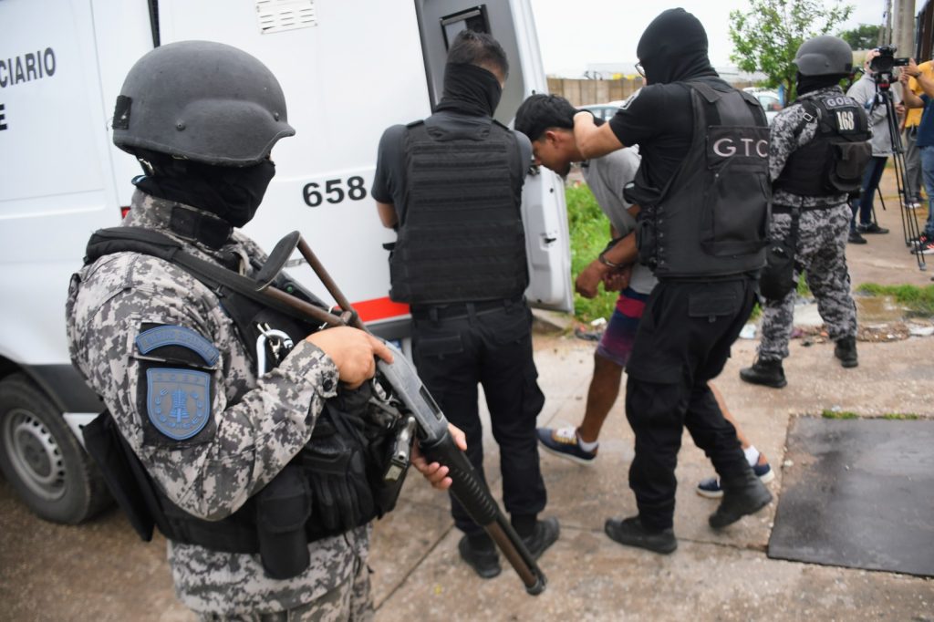 Ahora, trasladan presos que estaban en comisarías de Rosario a penales provinciales