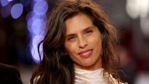 La cineasta francesa Maïwenn fue multada por 400 euros tras escupir a un periodista