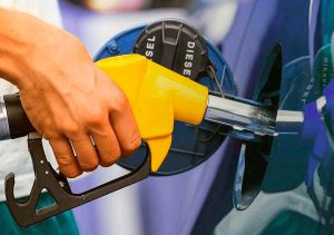 Tras retirar el paquete fiscal, ¿el gobierno va por combustibles? Auguran otro aumento de hasta 25%