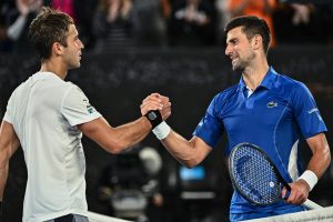Tomás Etcheverry dejó todo, pero no pudo con el Rey de Australia, el serbio Novak Djokovic