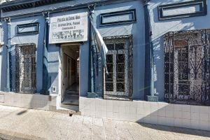 Tras muerte en custodia de un hombre que corría "exaltado" sobre los techos, su familia apunta contra la Policía