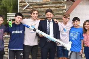 Pullaro reconoció a los jóvenes de la Escuela Técnica de Roldán que construyeron un satélite