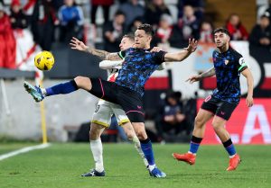 Sevilla pidió medidas después de que un hincha del Rayo tocara de manera "inapropiada" a Ocampos