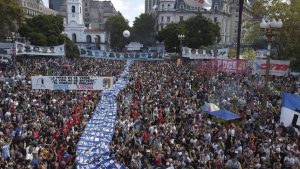 Organismos de Derechos Humanos y agrupaciones políticas y sindicales colman la Plaza de Mayo