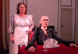 “Un día de poder”: una anfitriona singular y un único destino detrás del hartazgo