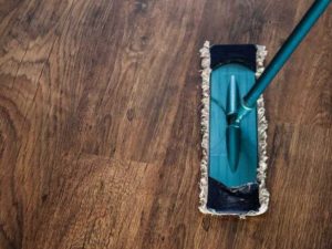 Cuál es el error garrafal al limpiar el piso con el trapeador lampazo