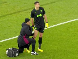 Alarma en la Scaloneta: Dibu Martínez fue sustituido en Aston Villa por una molestia