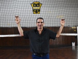 Diego Lima es "la voz del vóley", el encargado de ponerle la banda de sonido al deporte en la ciudad