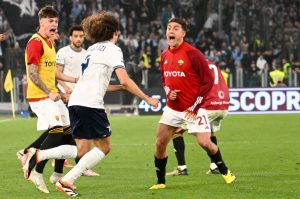 Clásico caliente: Dybala se cruzó con un francés y le mostró su canillera con la Copa del Mundo