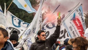 Protestas y bloqueos en rutas de Bariloche en contra de la visita de Javier Milei