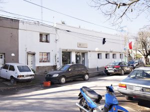 A bordo de un Alfa Romeo, le robaron el sueldo que acababa de cobrar 