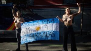 Activistas feministas se manifestaron frente a la Embajada argentina en Madrid en rechazo a la visita de Milei
