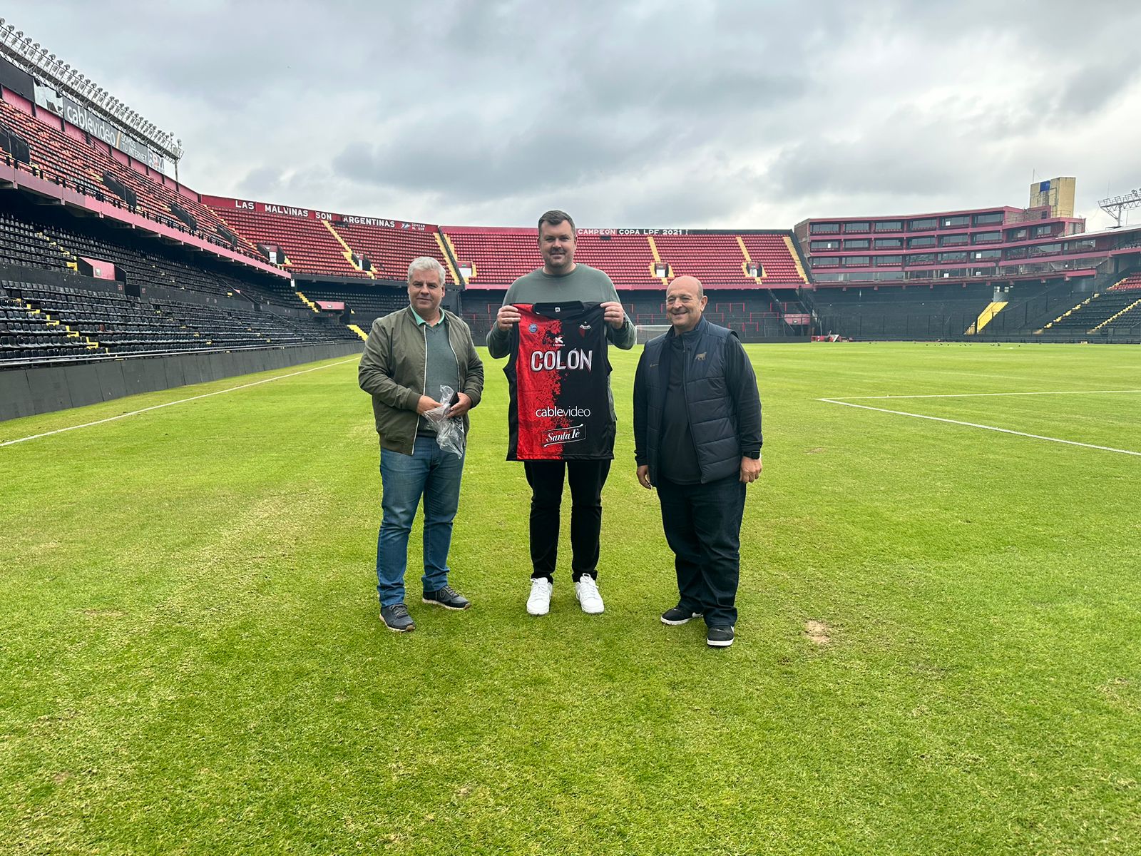 Wallaby suelto en el Cementerio de los Elefantes, el manager australiano visitó la cancha de Colón