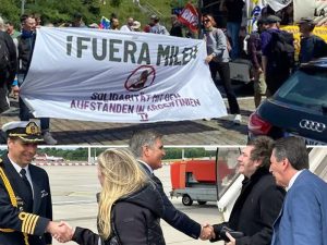 Milei llegó a Alemania en medio de protestas: recibirá una distinción en Hamburgo y luego viaja a Berlín