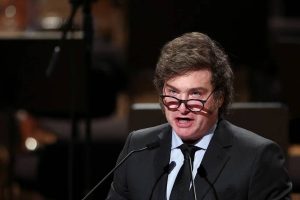 El gobierno asegura que mejoró los salarios y pide apoyos para la Ley Bases