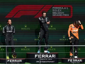 En pista ganó Russel, pero lo descalificaron y Lewis Hamilton festejó en Bélgica