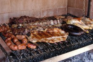 ¿Adiós a un clásico argentino? El asado pasó a ser un lujo y el consumo de carne cayó a un nivel récord