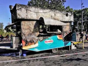 Se incendió tradicional carrito de comidas del parque Independencia: las pérdidas fueron totales