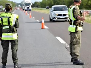 Se hicieron pasar por gendarmes, fraguaron un control vial y le robaron todo al pasaje de un micro