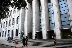 Condenaron a un automovilista a pagar monto millonario por embestir a una ciclista