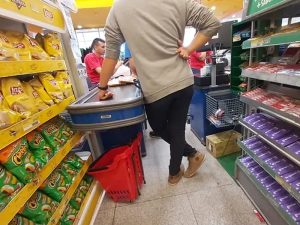 No se podrá exhibir productos ultraprocesados en las líneas de caja de los supermercados