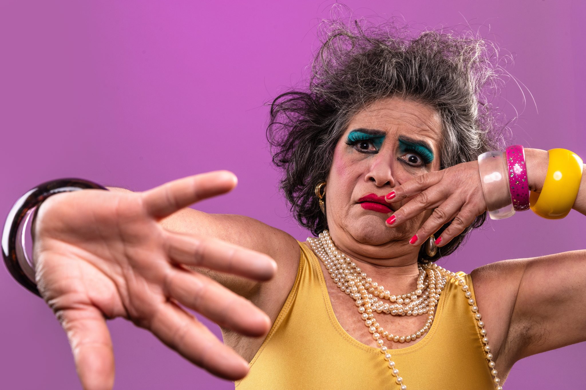 “El Susto”, una comedia bizarra llena de plantas de plástico, perlas falsas y muchos miedos