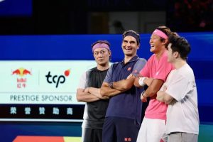 El divertido momento de Roger Federer en su vuelta al tenis junto a tenistas chinos en el ATP de Shanghái