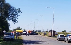 Dos mujeres que viajaban en auto con un bebé murieron al chocar contra un camión desagotador en ruta 11